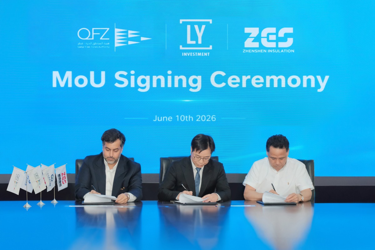 CEO of QFZ Sheikh Mohammed bin Hamad bin Faisal Al-Thani, Chairman of Jiangsu Luyi Investment Co. Ltd Yin Haijie, and Chairman of Zhejiang Zhenshen Insulation Technology Zhang Chunhua during the signing of MoU.