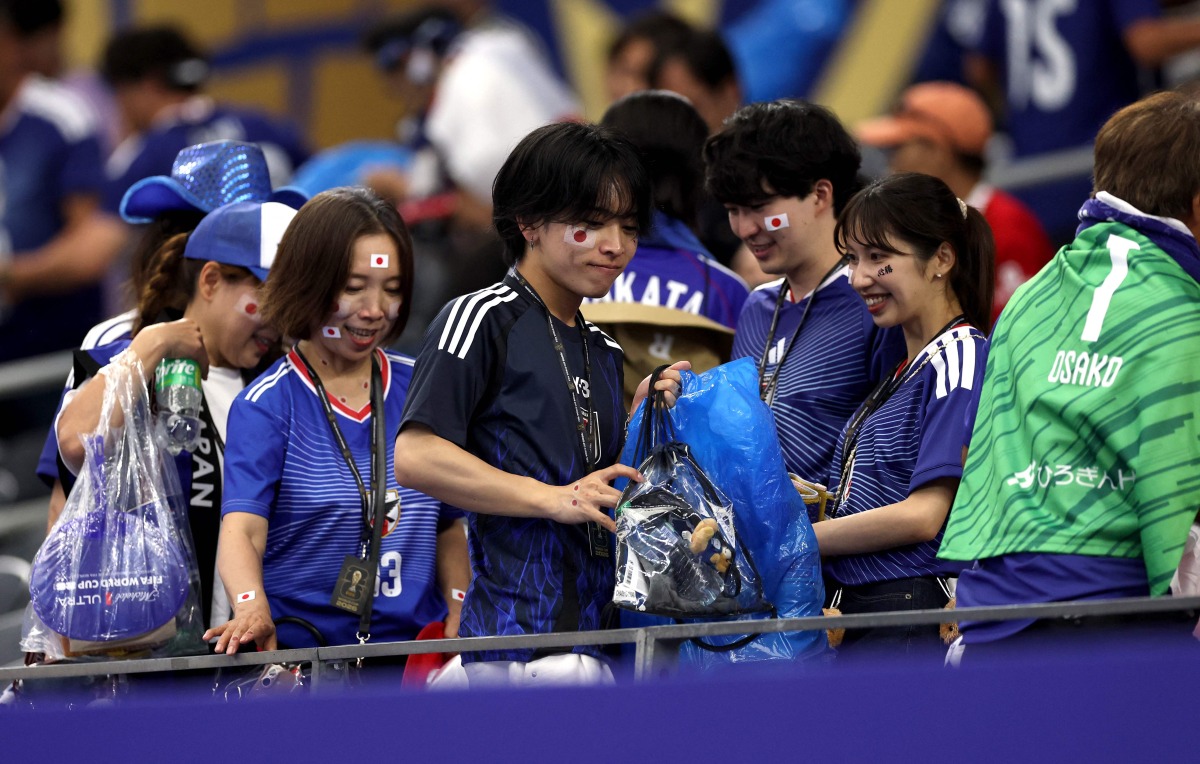 Japan fans clear trash in the stands during the FIFA World Cup 2026 Group F match between Netherlands and Japan at Dallas Stadium on June 14, 2026 in Arlington, Texas. Photo by Francois Nel / GETTY IMAGES NORTH AMERICA / Getty Images via AFP