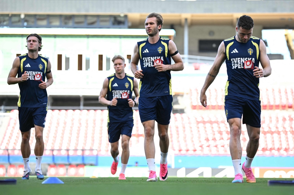 Sweden's forward #07 Benjamin Nygren (C) warms up during a training session ahead of Sweden's FIFA World Cup 2026 Group F football match against the Netherlands at Dallas stadium in Frisco on June 18, 2026. (Photo by Paul ELLIS / AFP)