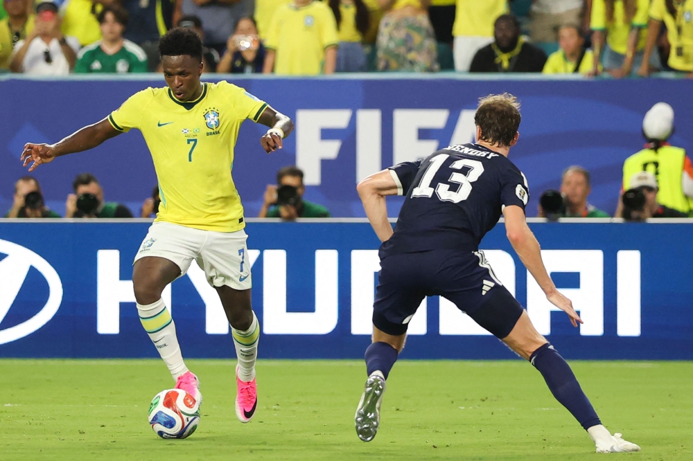 Brazil's forward #07 Vinicius Junior and Scotland's defender #13 Jack Hendry fight for the ball on June 24, 2026. (Photo by Patricia De Melo Moreira / AFP)