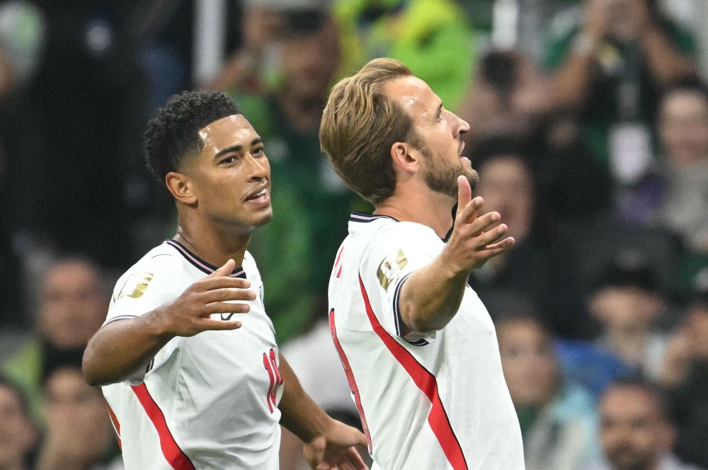 England's midfielder #10 Jude Bellingham (L) celebrates scoring his team's first goal with teammate forward #09 Harry Kane (R) at the Mexico City Stadium in Mexico City on July 5, 2026. (Photo by Yuri Cortez / AFP)
