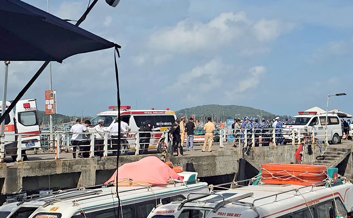 Ambulances line up on a pier to help victims of a boating accident after a tourist vessel capsized off Phu Quoc Island in southern Vietnam's An Giang Province on July 11, 2026. At least 15 people were killed when a tourist boat capsized off an island in Vietnam's south, state media reported on July 11. (Photo by AFP)
