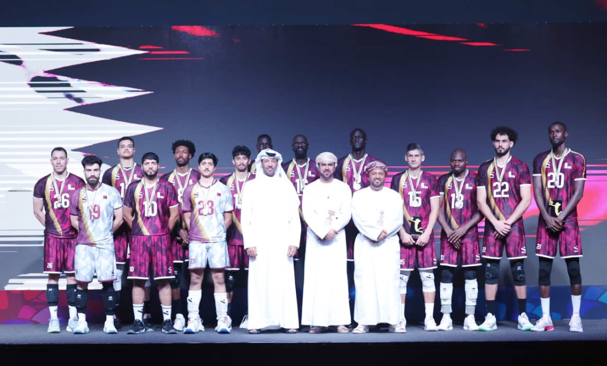 Qatar Volleyball Association President Ali bin Ghanim Al Kuwari ad officials pose for a photo with Qatar players.