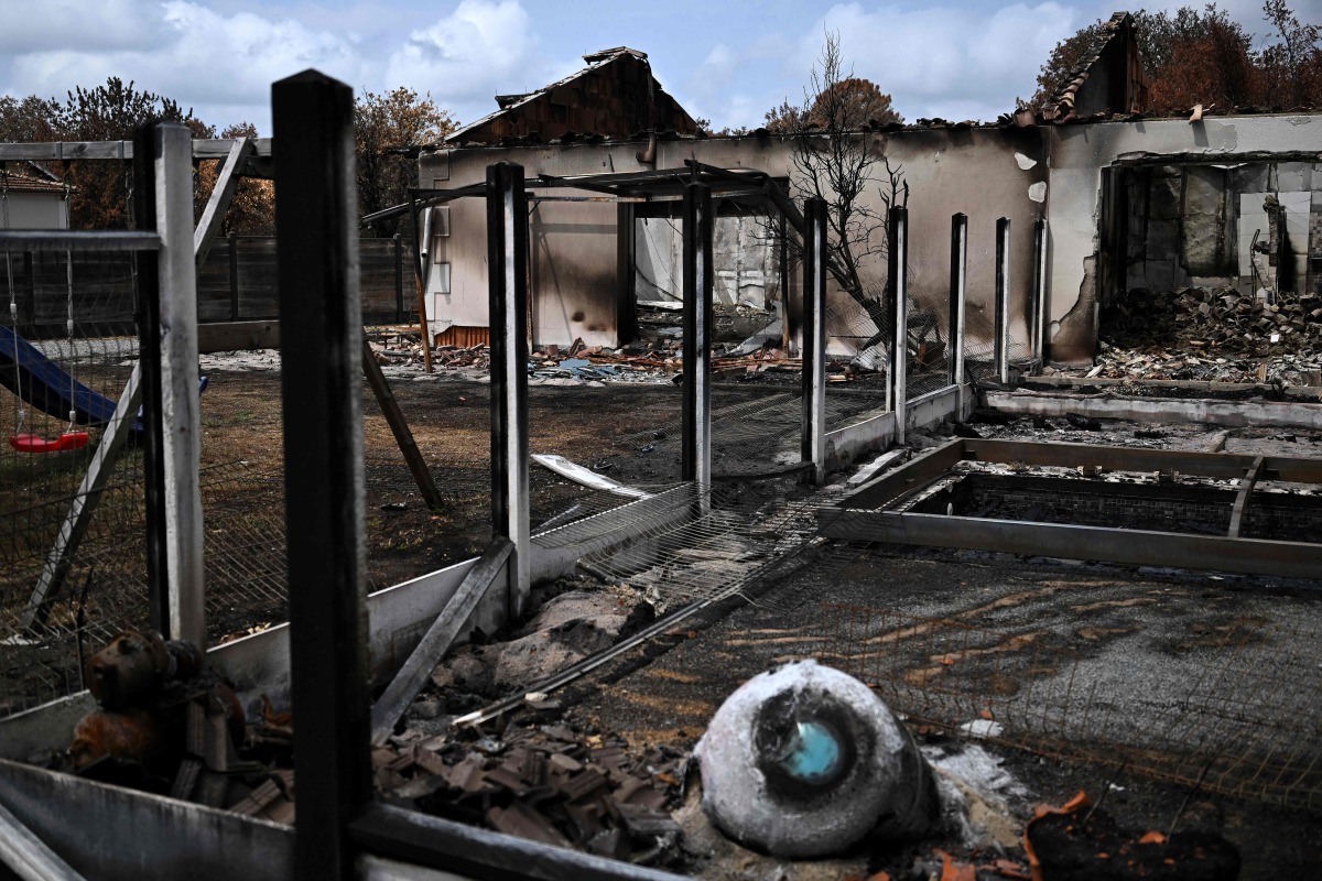 This picture shows burnt houses in Le Porge, southwestern France, on August 3, 2026, after authorities allowed residents to return to their homes. (Photo by Christophe ARCHAMBAULT / AFP)