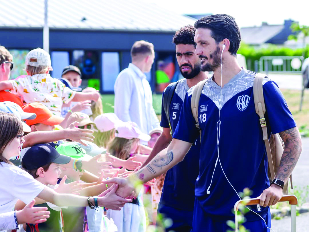 Al Wakrah players are greeted by young fans in Rennes, France.