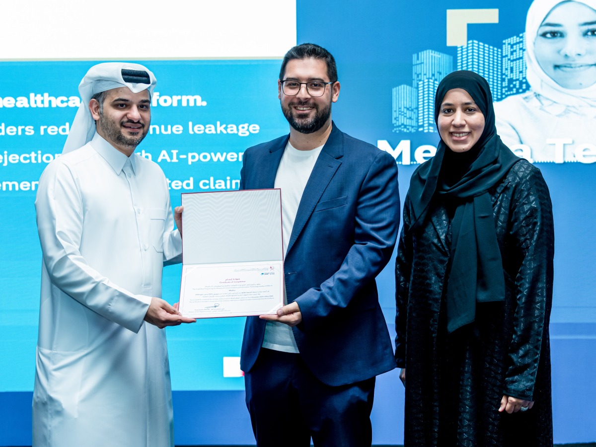 MCIT officials present a certificate to a programme participant.