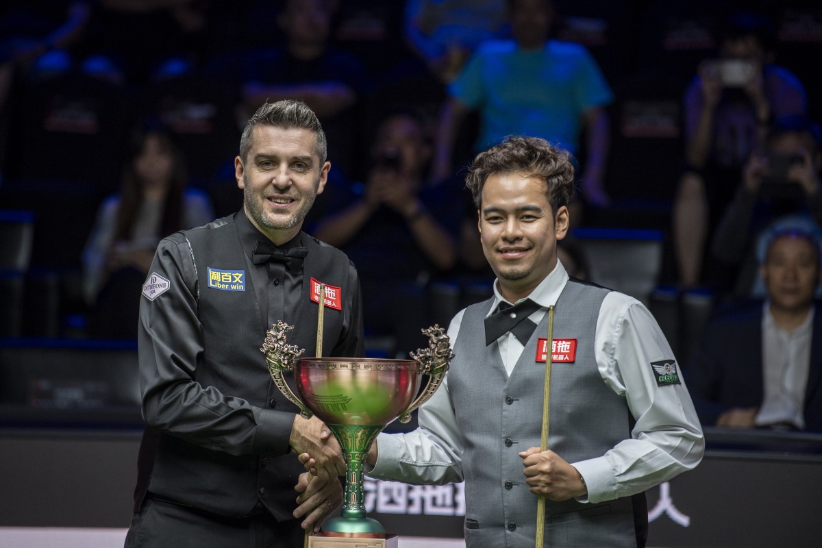 Mark Selby (L) of England and Noppon Saengkham of Thailand pose before the final match at China Open 2026 snooker tournament in Taiyuan, north China's Shanxi Province, Aug. 16, 2026. (Xinhua/Cao Yang)