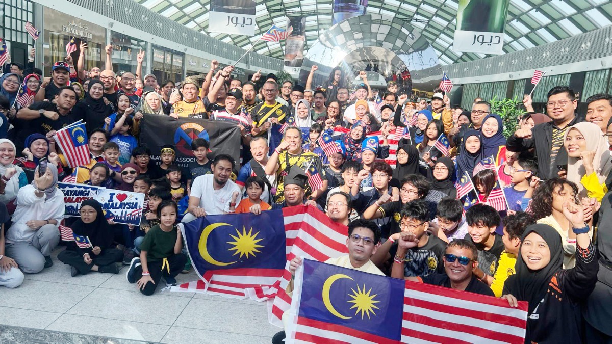 Ambassador of Malaysia to Qatar H E Faizal Razali with members of the Malaysian community during their participation in walkathon.