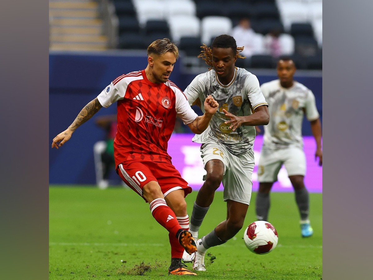 Action during the match between Al Duhail and Al Arabi.