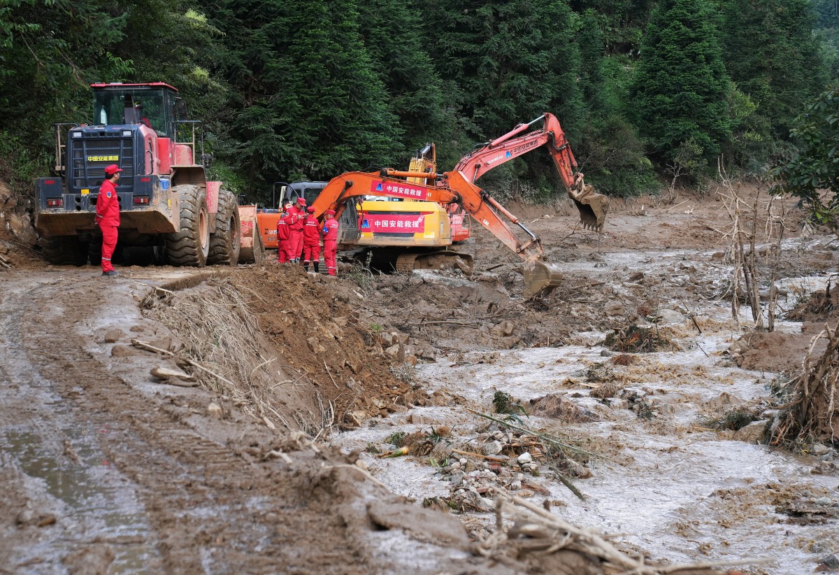 Excavators work to clear the road at Mingkeng Village, Suichuan County of east China's Jiangxi Province, Sept. 6, 2026. (Xinhua/Wan Xiang)
