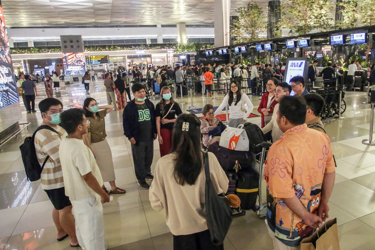 Stranded passengers gather as they wait at Soekarno-Hatta Airport in Tangerang on September 6, 2026. The Airport has been temporarily closed to all flight operations due to ash spewing from the Anak Krakatoa volcano. (Photo by Syarief Akbar / AFP) 