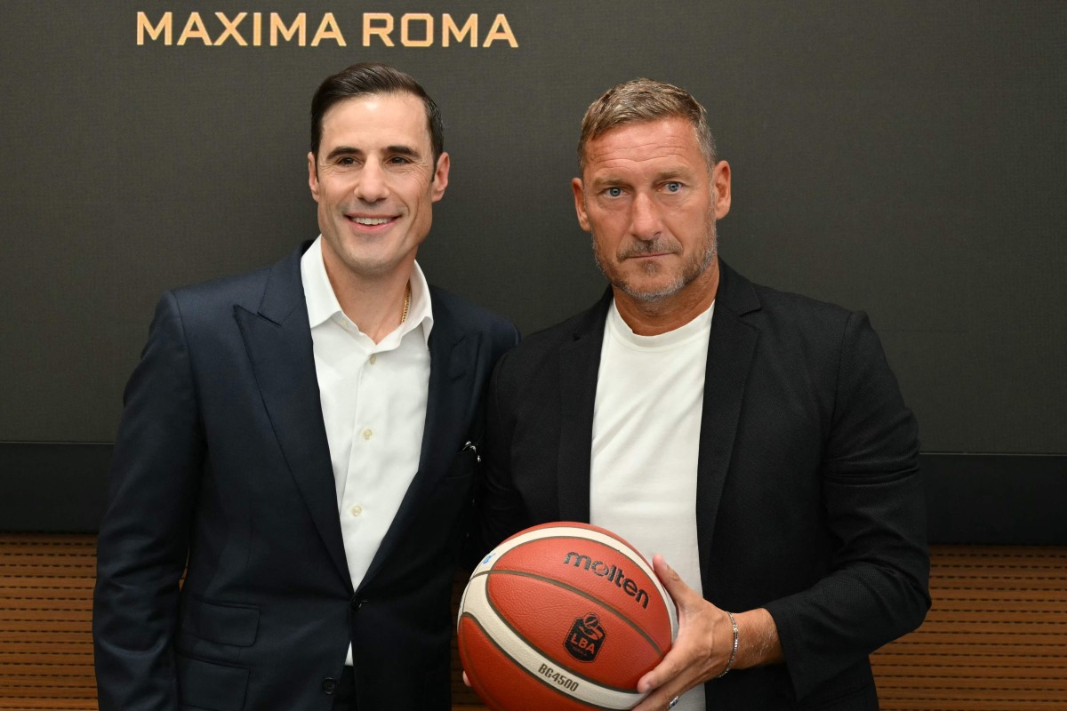 Maxima Roma's basket president Paul Matiasic (L) and former AS Roma captain Francesco Totti and Maxima Roma's new advisor, hold a press conference in Rome on September 8, 2026. (Photo by Alberto PIZZOLI / AFP)