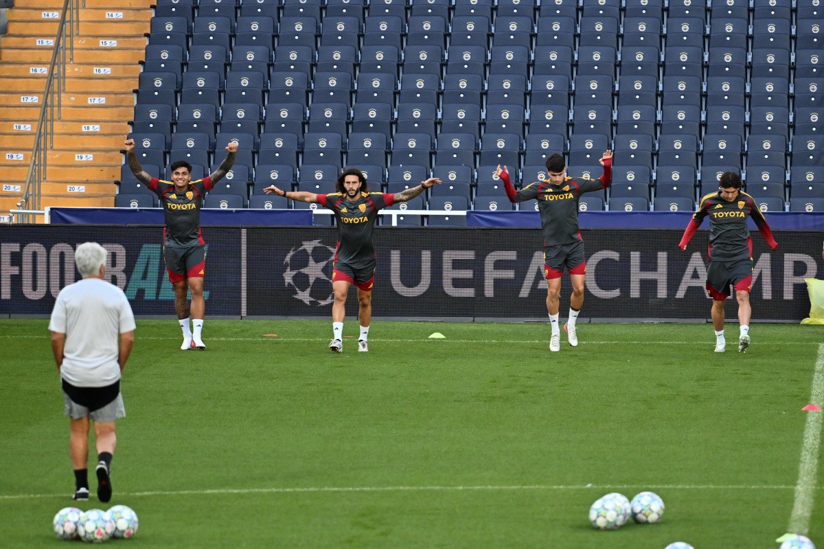 AS Roma's Italian head coach Gian Piero Gasperini (L) looks on during a training session on the eve of the UEFA Champions League first round day 1 football match between Fenerbahce SK and AS Roma, at the Fenerbahce Chobani stadium in Istanbul on September 9, 2026. (Photo by Ozan KOSE / AFP)