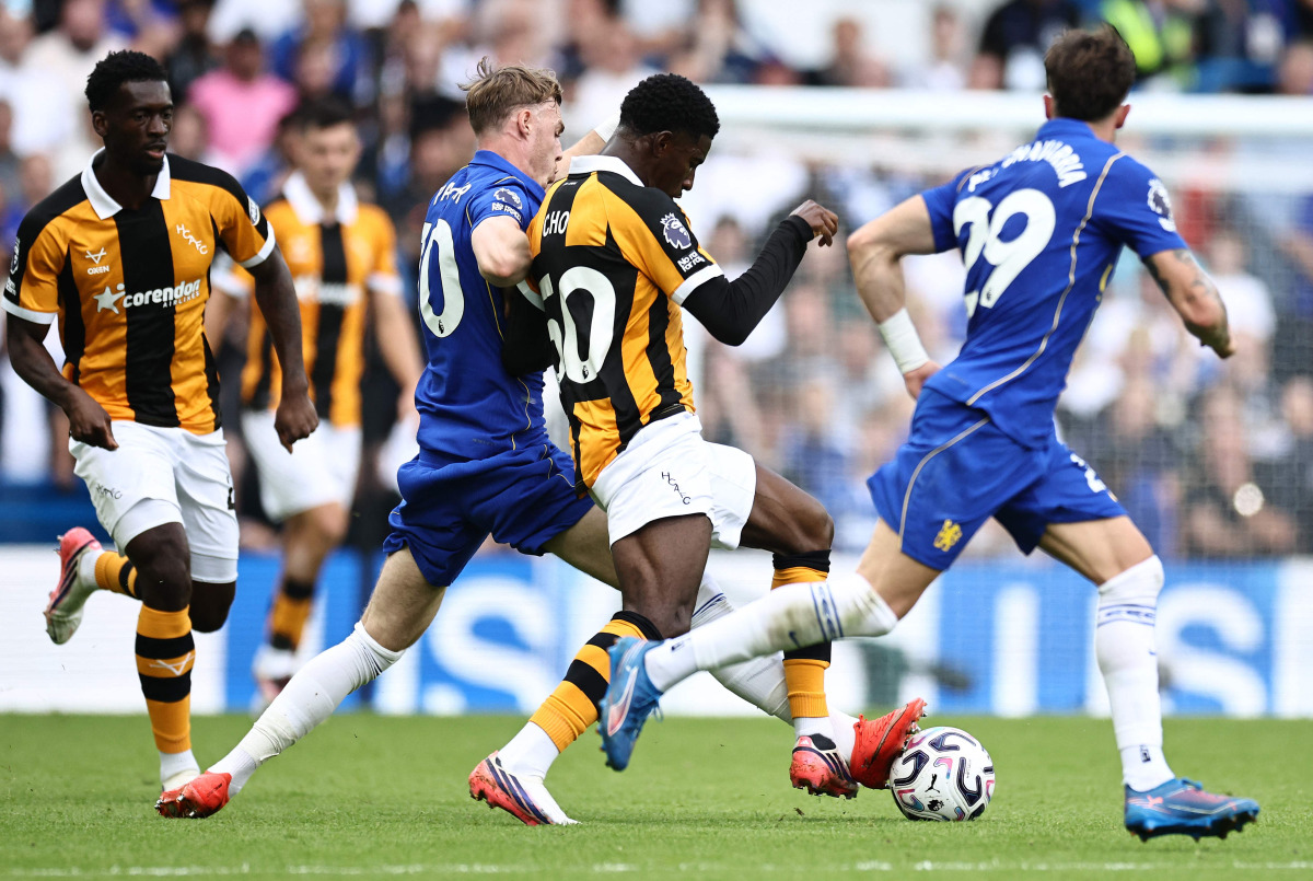 Chelsea's English midfielder Cole Palmer (2L) tackles Hull City's French striker #50 Mohamed-Ali Cho during the English Premier League football match between Chelsea and Hull City at Stamford Bridge in London on September 12, 2026. (Photo by Henry NICHOLLS / AFP) 