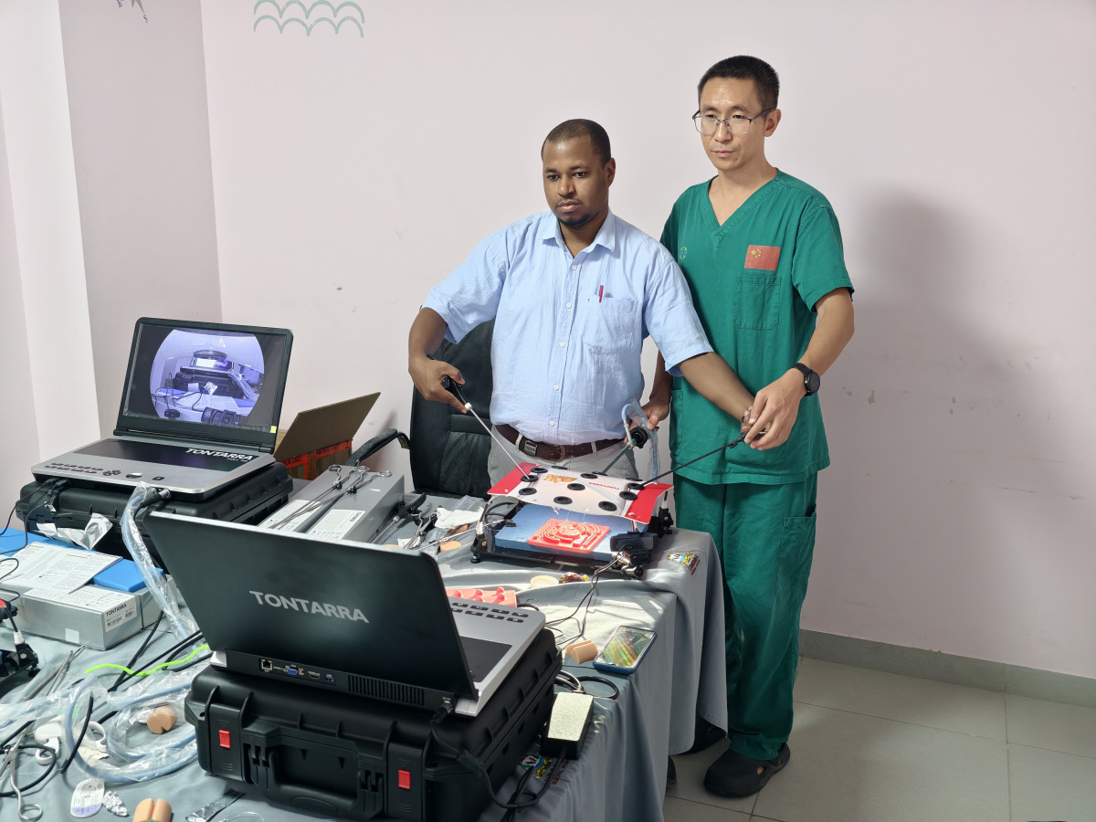 Image for representational purposes only. An expert from the 35th Chinese medical team in Zanzibar guides a local doctor during a laparoscopic minimally invasive surgery training course in Zanzibar, Tanzania, on June 15, 2026. (Xinhua)