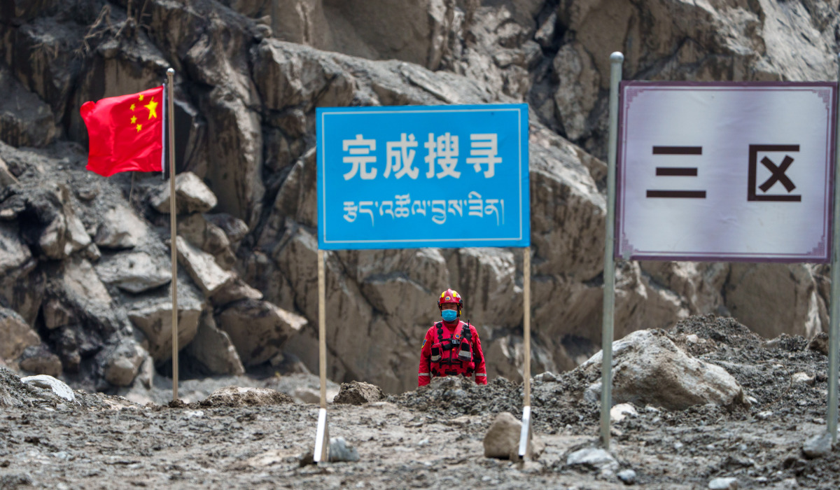 A rescuer from China Anneng observes the surrounding area when searching for survivors at the core affected zone of the mudslide-hit Gyirong Port in southwest China's Xizang Autonomous Region, Sept. 6, 2026. (Xinhua/Tenzin Nyida)