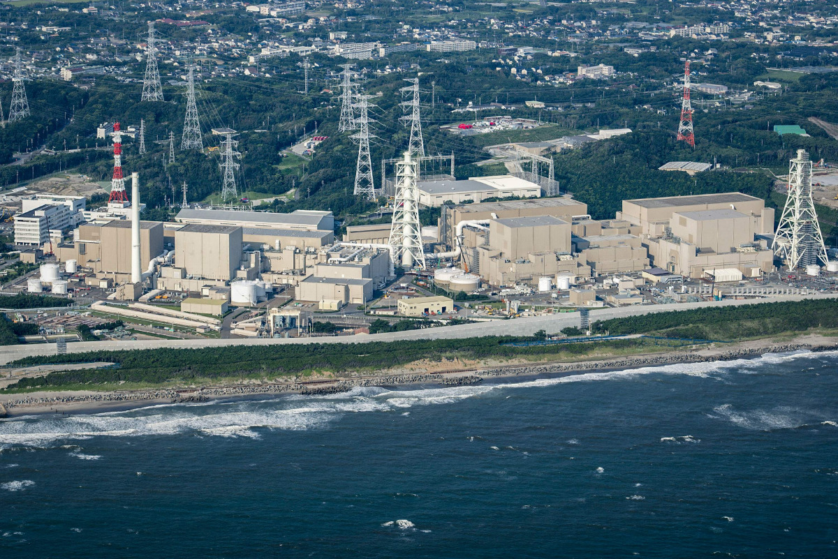 This aerial picture taken on September 4, 2015 shows units 1 to 4 (L-R) of the Chubu Electric Power Hamaoka Nuclear Power Plant in Omaezaki, Shizuoka Prefecture. (Photo by JIJI PRESS / AFP) / Japan OUT