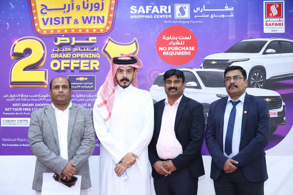 A representative from Ministry of Commerce and representatives of Safari management during the lucky draw event.
