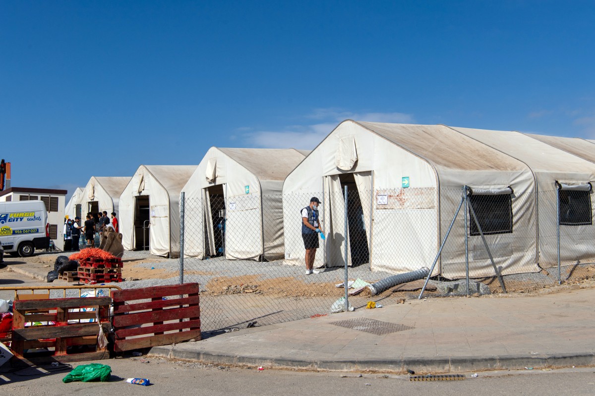 This picture shows large tents at the new Los Rosales migrant reception camp, where more than 800 people have been transferred from the Loma Colmenar camp, in Ceuta, on September 12, 2026. Photo by ANTONIO SEMPERE / AFP
