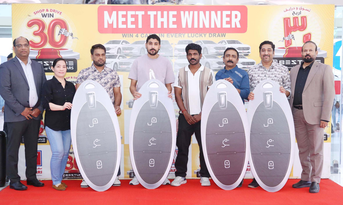 Safari Hypermarket’s representatives along with the winners during the event.