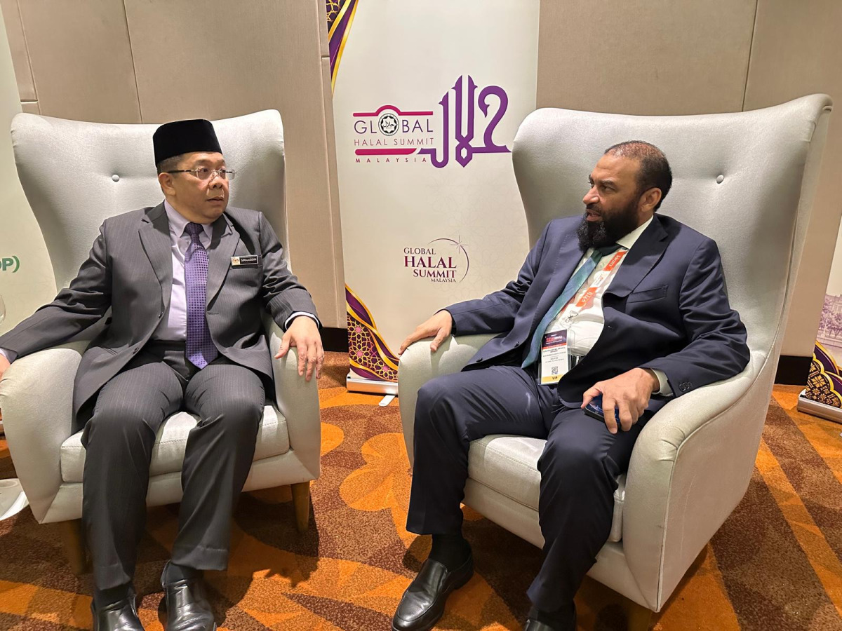 QC Board Member Dr Mohamed bin Jawhar Al-Mohammed and Director-General of the Department of Islamic Development Malaysia Dato’ Dr. Sirajuddin bin Suhaimee, during the meeting.
