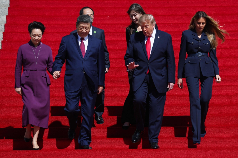 First lady of China Peng Liyuan, President of China Xi Jinping, U.S. President Donald Trump and first lady Melania Trump depart the National Archives Museum following a tour on September 25, 2026 in Washington, DC.  (Photo by Win McNamee/Getty Images/AFP)