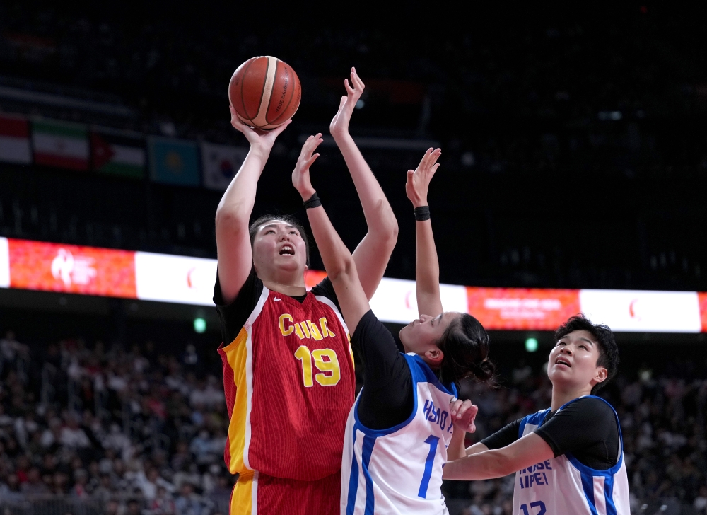 Zhang Ziyu (L) of China goes to the basket during the women's bronze medal match between China and Chinese Taipei at the 20th Asian Games Aichi-Nagoya 2026 in Nagoya, Japan, Sept. 26, 2026. (Xinhua/Tao Xiyi)
 