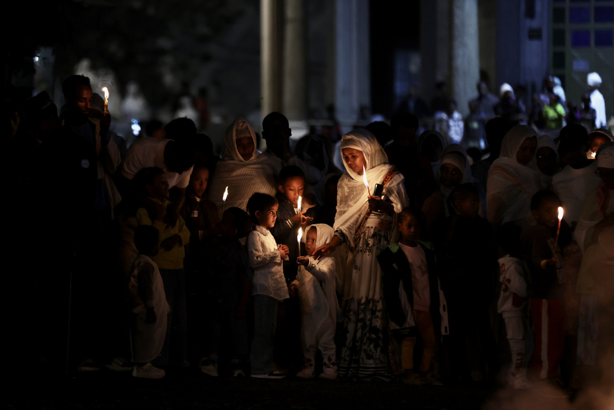 People burn candles to celebrate the Meskel festival in Addis Ababa, capital of Ethiopia, Sept. 26, 2026. (Xinhua/Geng Xinning)
