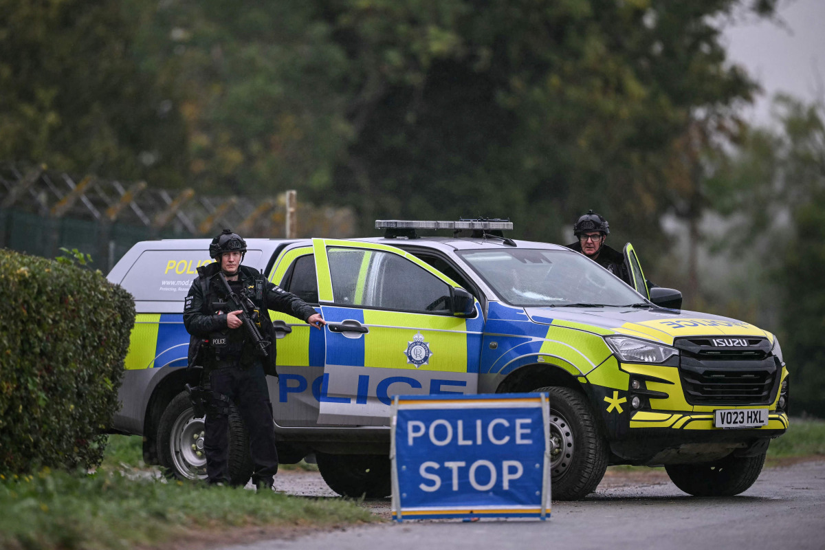 Armed police man a roadblock while posted outside RAF Fairford base in Fairford, south-west England on September 27, 2026, as UK counter-terrorism police investigate an incident near the base in the village of Whelford. Photo by JUSTIN TALLIS / AFP