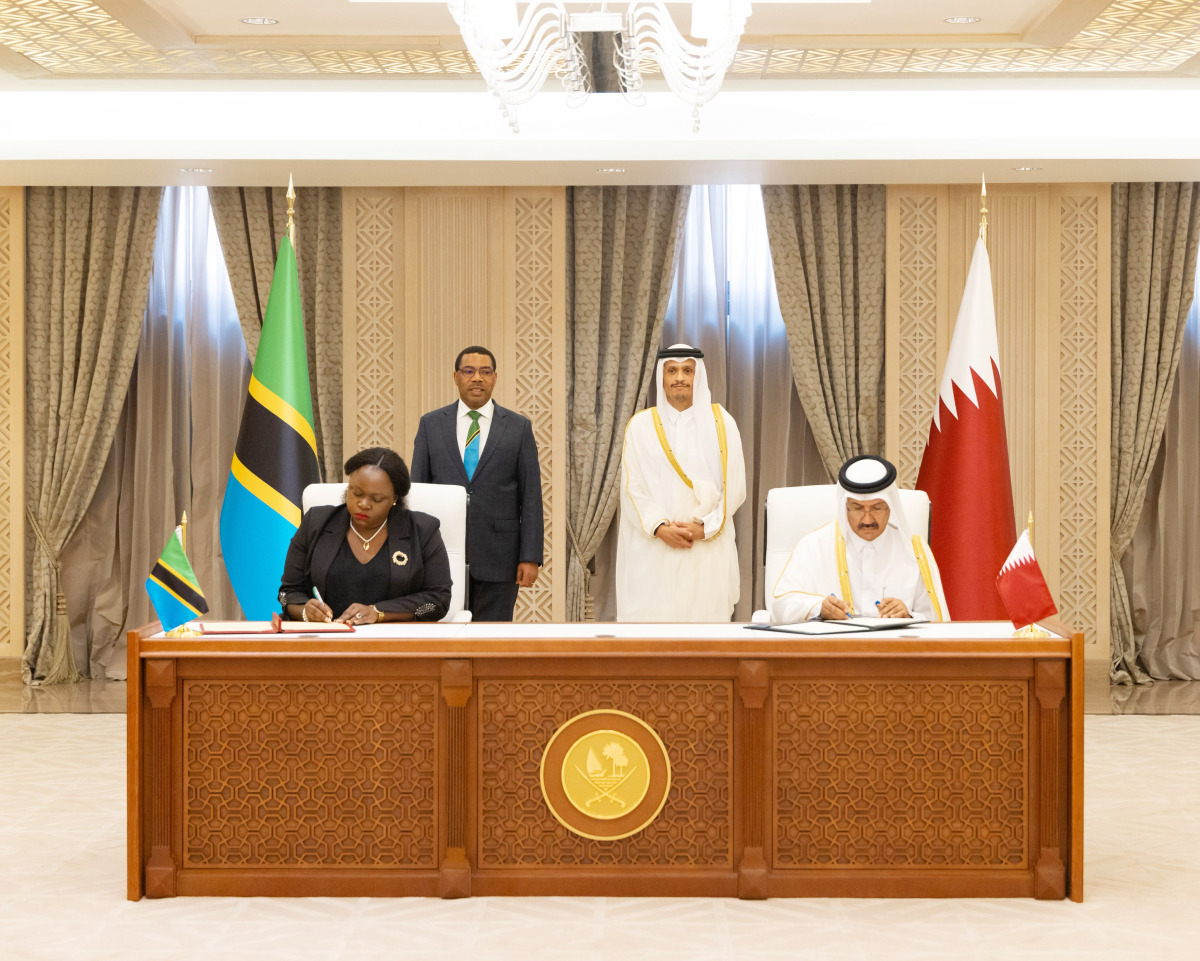 Prime Minister and Minister of Foreign Affairs H E Sheikh Mohammed bin Abdulrahman bin Jassim Al-Thani and Prime Minister of Tanzania H E Dr. Mwigulu Nchemba witness the signing of MoU.
