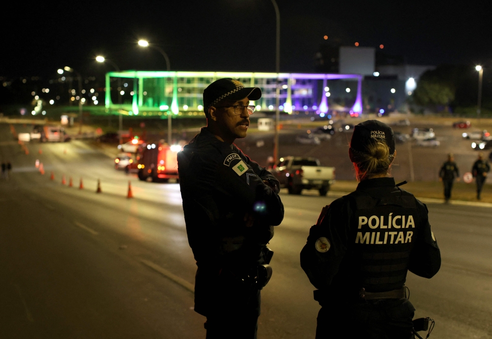 Brazilian police officers stand guard in the area of a possible bomb in a backpack outside the Supreme Court headquarters in Brasilia on October 1, 2026. (Photo by Sergio LIMA / AFP)
 