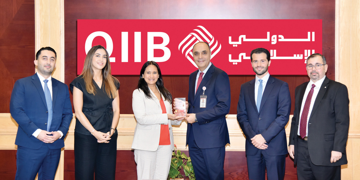 QIIB COO Mohammed Khair Barhoumeh receiving the award from Citibank Head of Financial Institutions Sales for the Middle East Seemanti Considine in presence of other officials.