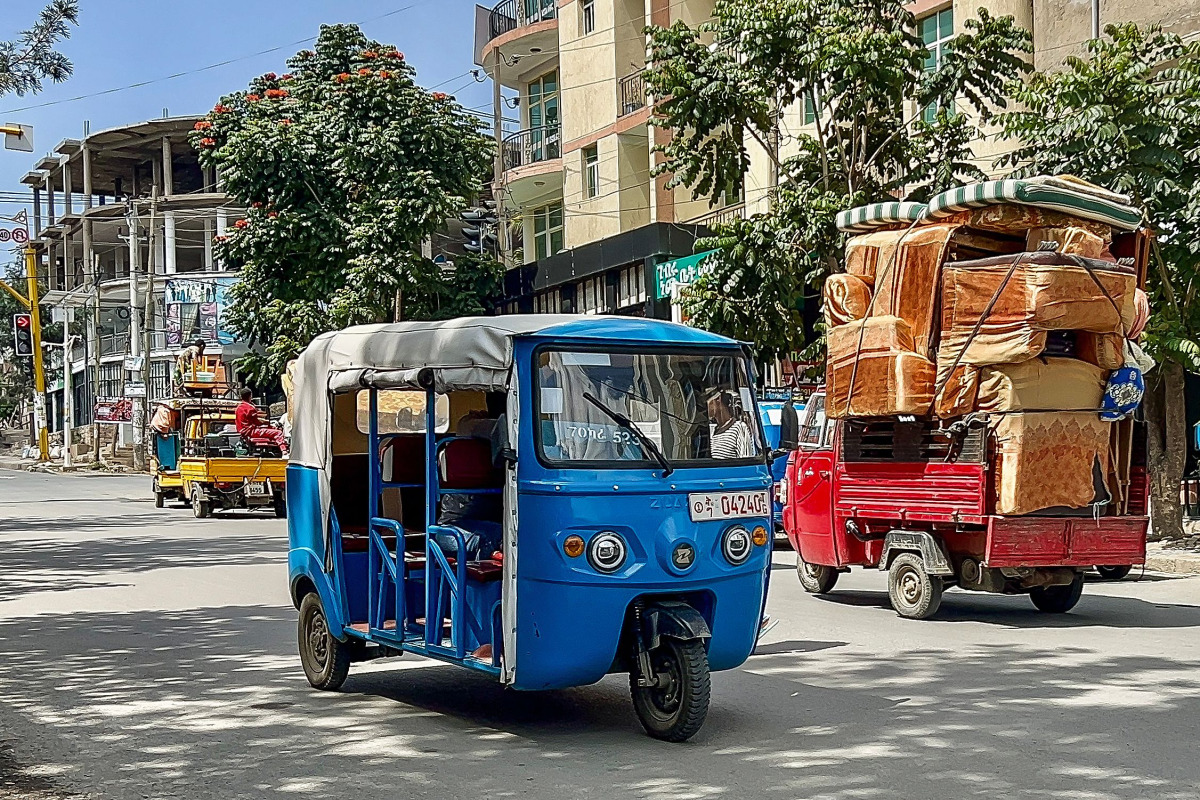 Tuk-tuk drivers transport residents' belongings amid fears of looting as residents and fighters leave the city in Mekelle on October 3, 2026. (Photo by AFP)