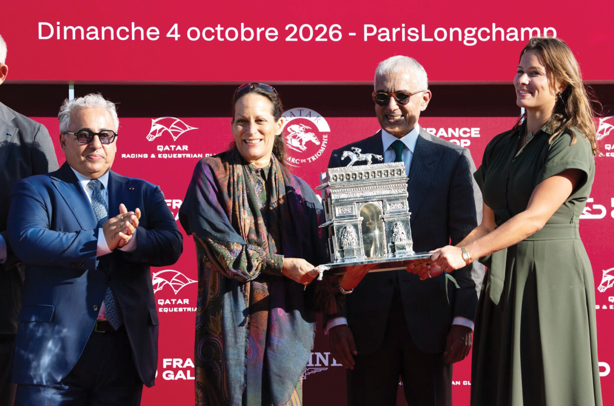 H H Sheikh Abdullah bin Khalifa Al Thani crowns the winners of the Qatar Prix de l'Arc de Triomphe, won by Aga Khan Studs-owned Daryz. Ambassador of the State of Qatar to the French Republic  H E Sheikh Ali bin Jassim Al Thani is also present. (PICS: SCOOPDYGA