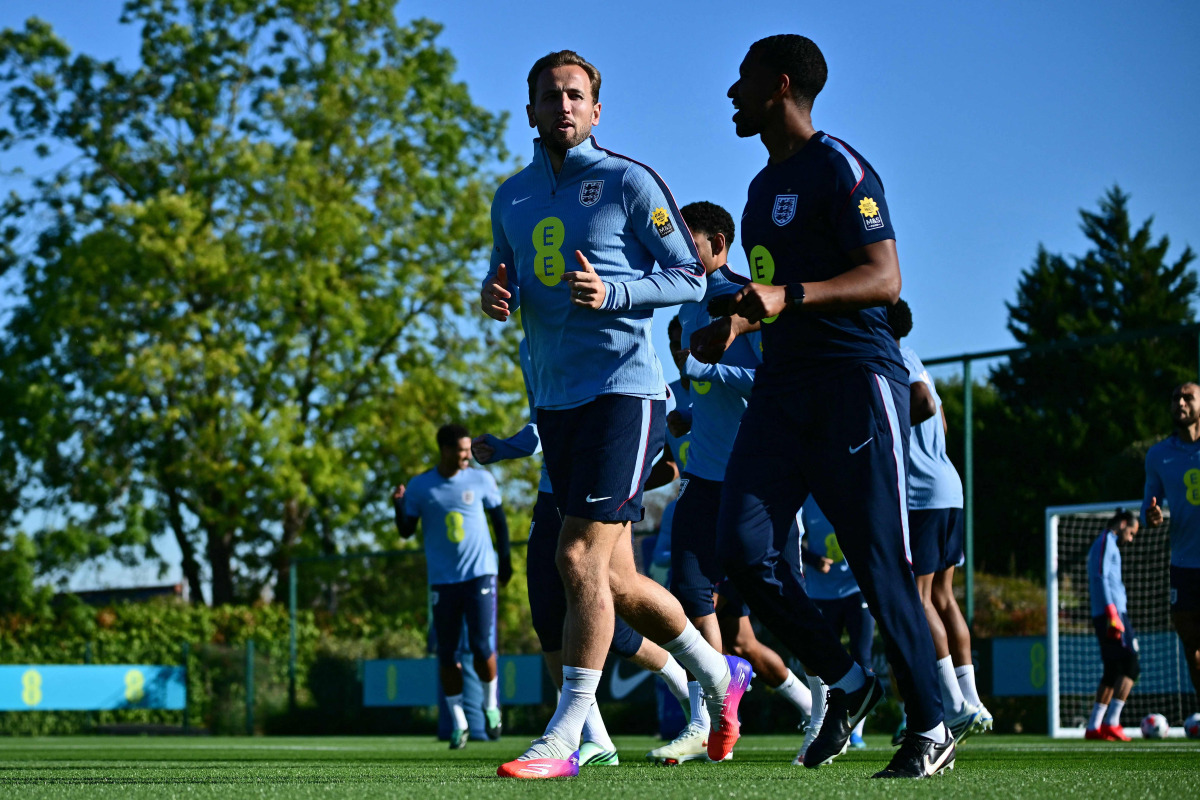 Harry Kane (left) and teammates take part in a team training session yesterday. 