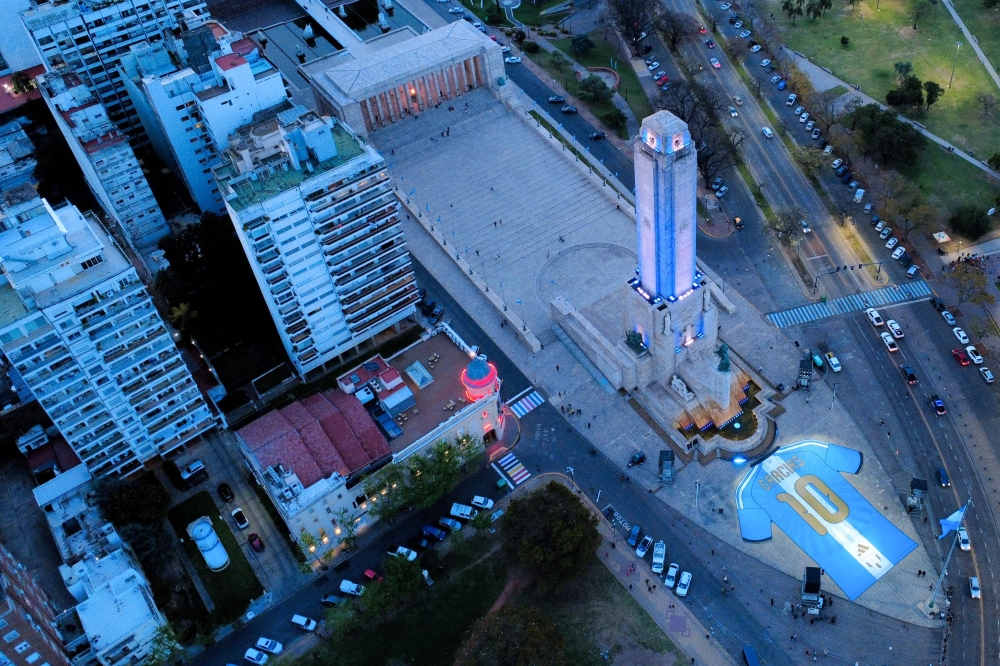 This aerial view shows a giant shirt marking Lionel Messi's farewell from the Argentina national football team displayed at the National Flag Memorial in Rosario, Argentina, on the eve of the international friendly football match between Argentina and Benin. (Photo by Marcelo Manera / AFP)