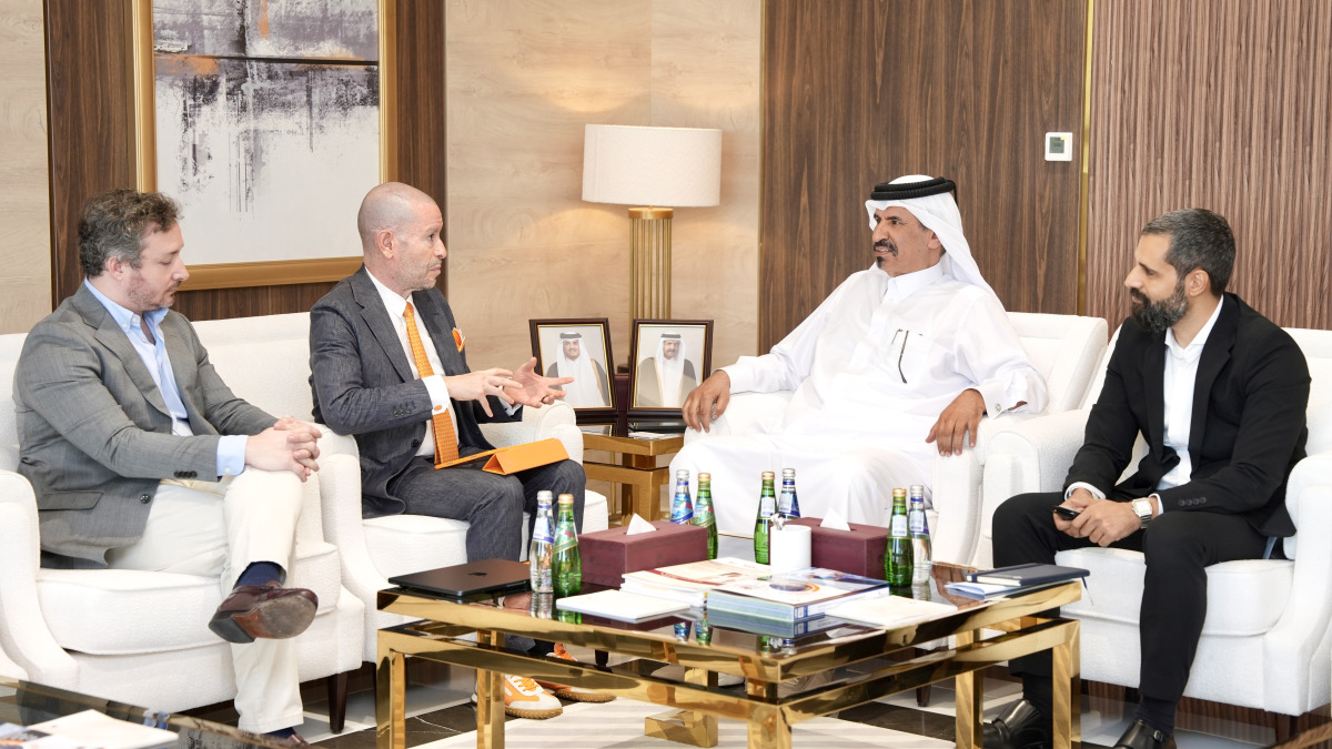 QC First Vice Chairman Mohamed bin Ahmed bin Twar Al Kuwari and Vice President of the Arab Portuguese Chamber of Commerce and Industry and Chairman of the Advisory Board of the L’or Investment Group Miguel Frasquilho with other officials during the meeting.
