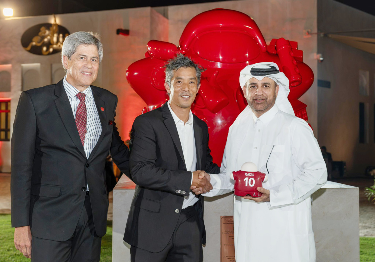 General Manager of the Cultural Village Foundation–Katara Prof. Dr. Khalid bin Ibrahim Al-Sulaiti (right) and Ambassador of Peru to Qatar H E Gonzalo Voto-Bernales (left) with the artist. 