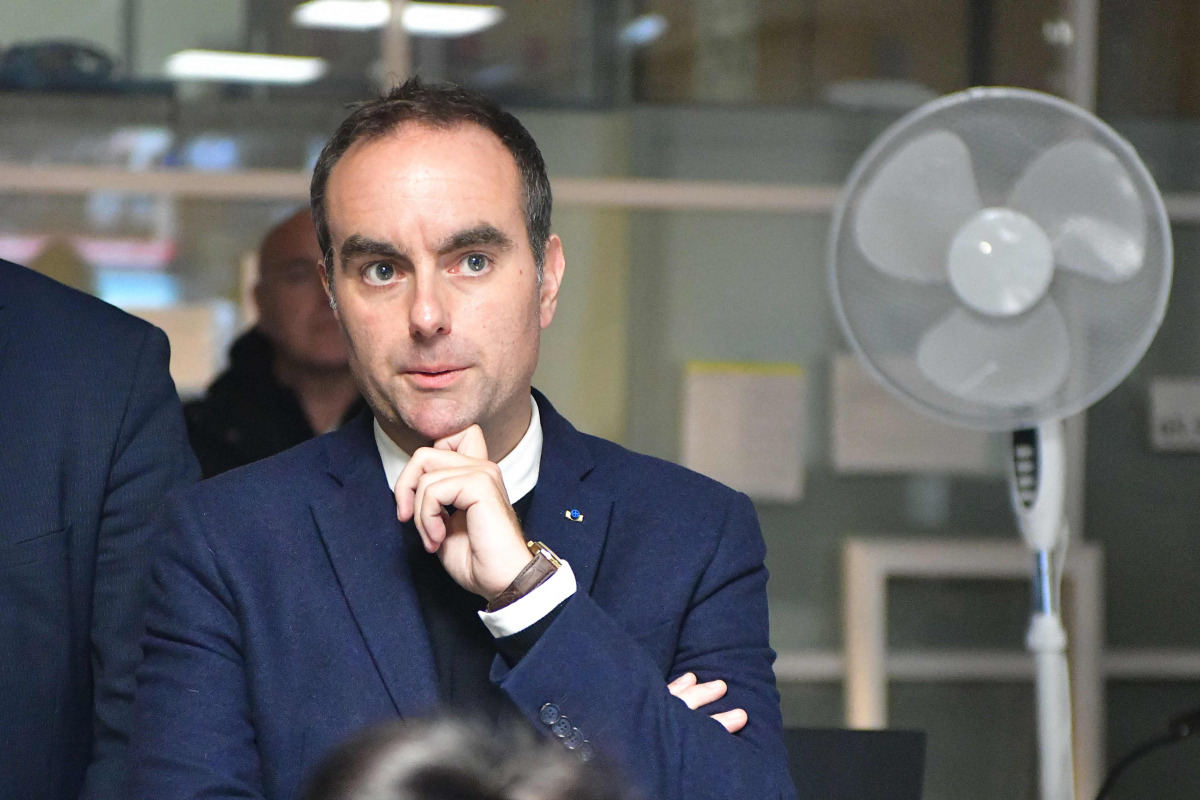 :France's Prime Minister Sebastien Lecornu (C) reacts at a police station during a visit to Limoges in the context of security and reconstruction efforts after a group of individuals forced entry into the building during last weekend's protest action against the 