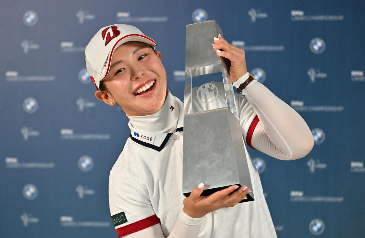 Yuri Yoshida poses with the trophy.