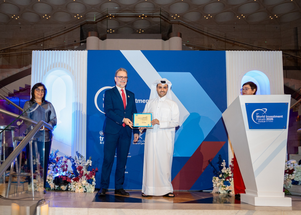 Chief Strategy Officer at Invest Qatar Dr. Hamad Rashid Al-Naimi receiving the award during a special ceremony held by UNCTAD.