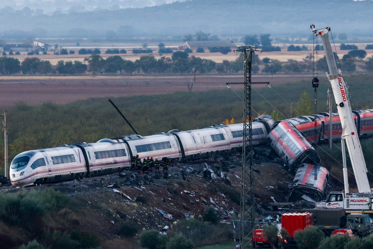 Investigators survey debris amongst the damaged carriages of a train crash between two high-speed units, a Renfe AVE train and an Iryo train around 150 km south of Madrid between Urda and Los Yebenes in the province of Toledo, a day after the accident on October 29, 2026. Photo by OSCAR DEL POZO / AFP